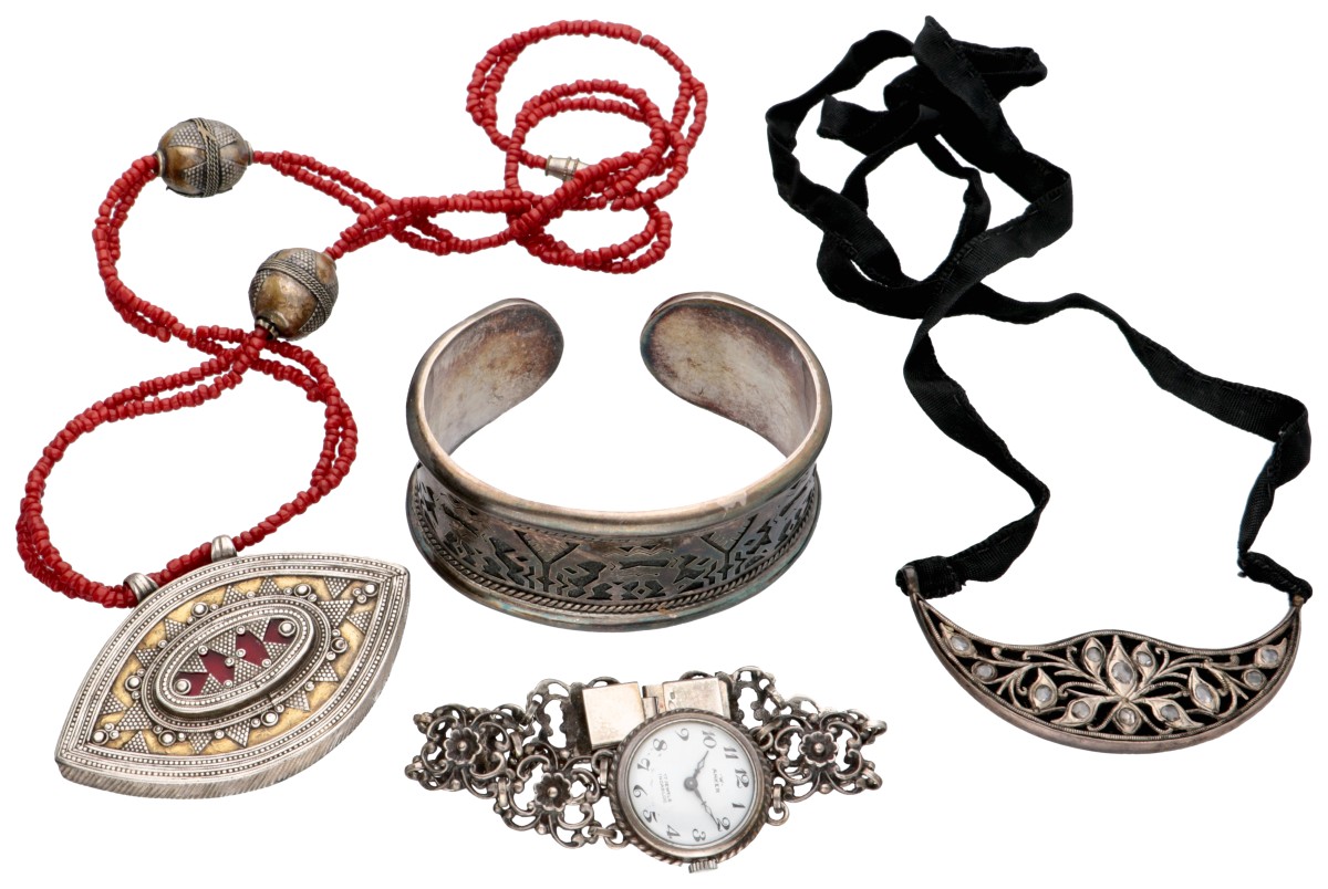 Lot van twee vintage colliers, een zilveren Anker dames polshorloge en bangle armband.