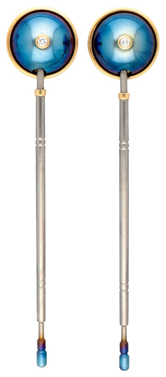 14 kt. Geelgouden / stalen design oorbellen bezet met ca. 0.16 ct. diamant, gedeeltelijk met blauw titanium.