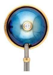 14 kt. Geelgouden / stalen design oorbellen bezet met ca. 0.16 ct. diamant, gedeeltelijk met blauw titanium.