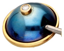 14 kt. Geelgouden / stalen design oorbellen bezet met ca. 0.16 ct. diamant, gedeeltelijk met blauw titanium.