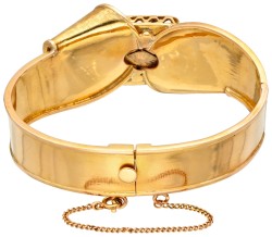 Vintage 14 kt. geelgouden bangle armband gedecoreerd met een Zuid-Amerikaans tafereel.