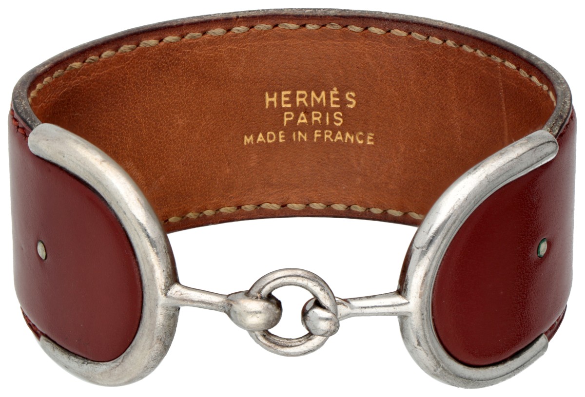Hermès 'Deux Eperons' bruin lederen armband met een zilveren sluiting uit de jaren 1950.