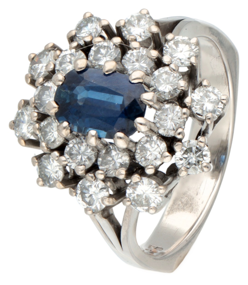 14 kt. Witgouden entourage ring bezet met synthetische saffier en ca. 1.40 ct. diamant.