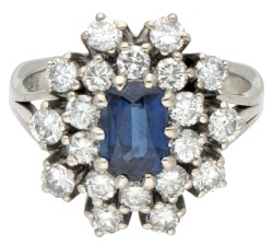 14 kt. Witgouden entourage ring bezet met synthetische saffier en ca. 1.40 ct. diamant.