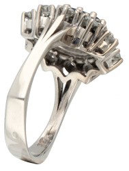 14 kt. Witgouden entourage ring bezet met synthetische saffier en ca. 1.40 ct. diamant.