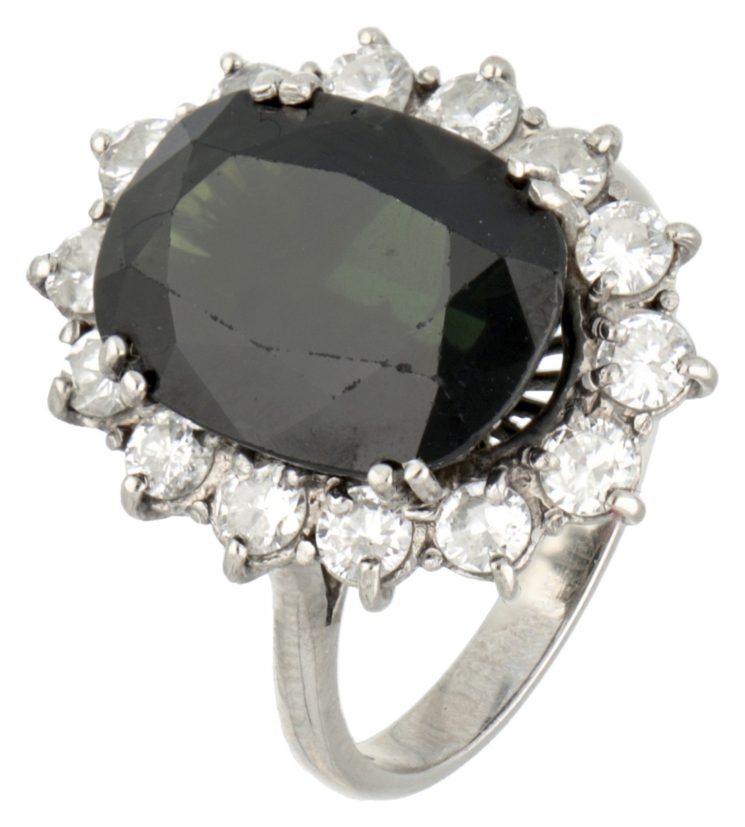 18 kt. Witgouden entourage ring bezet met ca. 6.49 ct. natuurlijke groene saffier en ca. 1.54 ct. diamant.