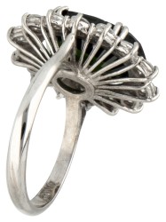 18 kt. Witgouden entourage ring bezet met ca. 6.49 ct. natuurlijke groene saffier en ca. 1.54 ct. diamant.