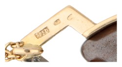 18 kt. Geelgouden collier en modernistische hanger bezet met boulder opaal en diamant.
