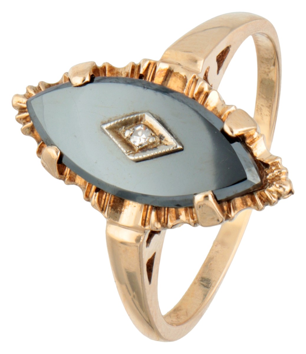 Vintage BWG 10 kt. geelgouden navette ring met diamant gezet op hematiet.