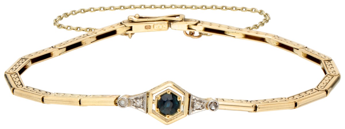 14 kt. Geelgouden art deco armband met acanthusblad decoratie en natuurlijke saffier en diamant.