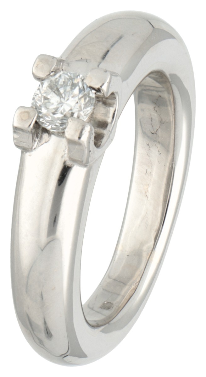 18 kt. Witgouden solitair ring bezet met ca. 0.28 ct. diamant.