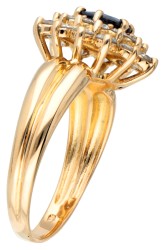 18 kt. Geelgouden entourage ring bezet met ca. 0.47 ct. natuurlijke saffier en ca. 0.84 ct. diamant.