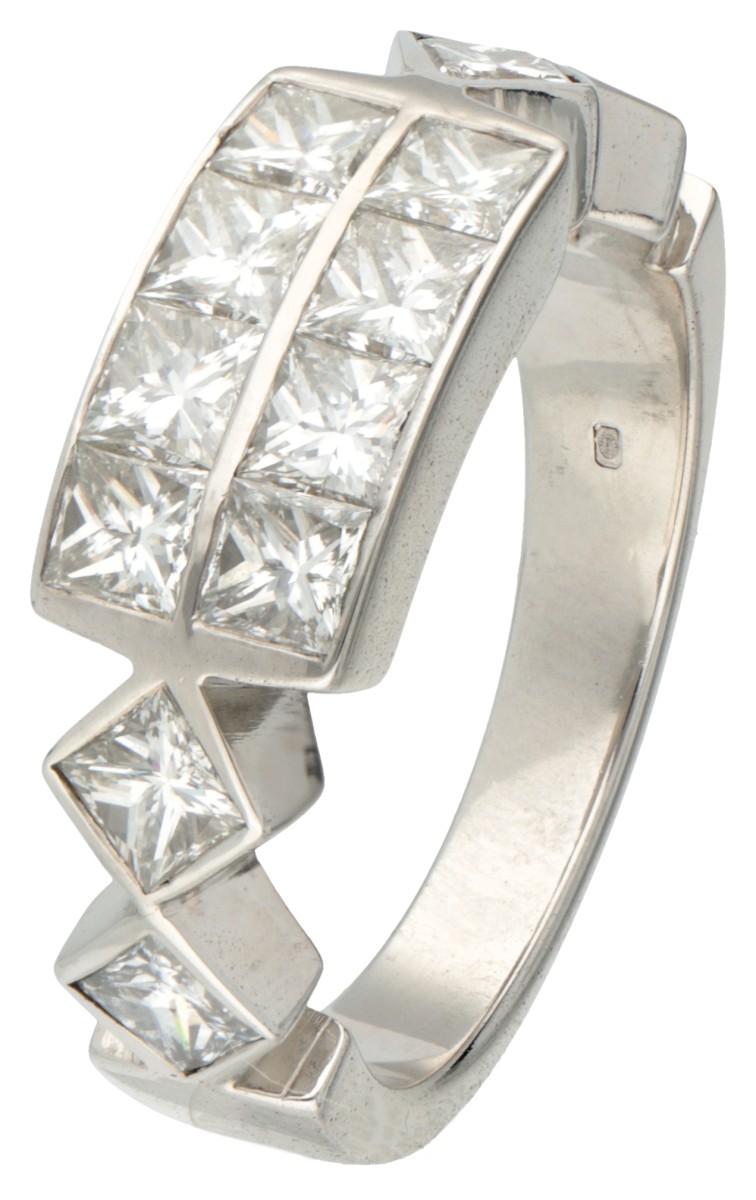 14 kt. Witgouden ring bezet met ca. 2.04 ct. princess geslepen diamant.