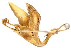 18 kt. Geelgouden kraanvogel broche met parel in snavel, bezet met diamant en robijn.