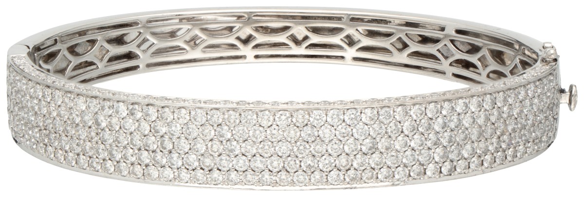 18 kt. Witgouden bangle armband bezet met ca. 6.22 ct. briljant geslepen diamant.