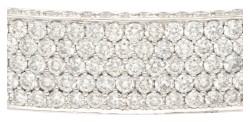 18 kt. Witgouden bangle armband bezet met ca. 6.22 ct. briljant geslepen diamant.