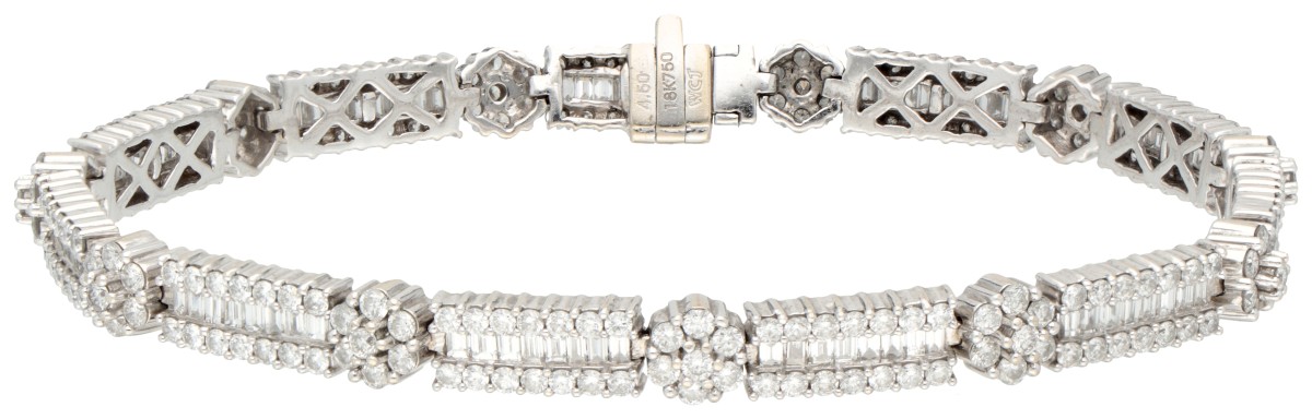 18 kt. Witgouden armband bezet met ca. 4.50 ct. briljant en baguette geslepen diamant.