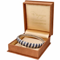 Witgouden bangle armband, met ca. 2.75 ct. diamant en natuurlijke saffier - 18 kt.