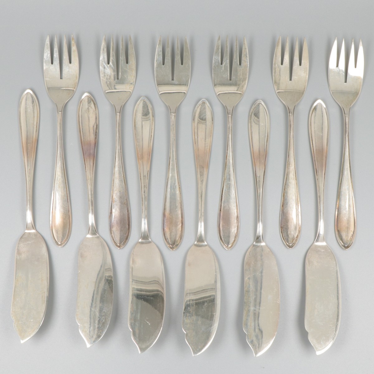 12-delige set visbestek Hollands puntfilet, zilver.