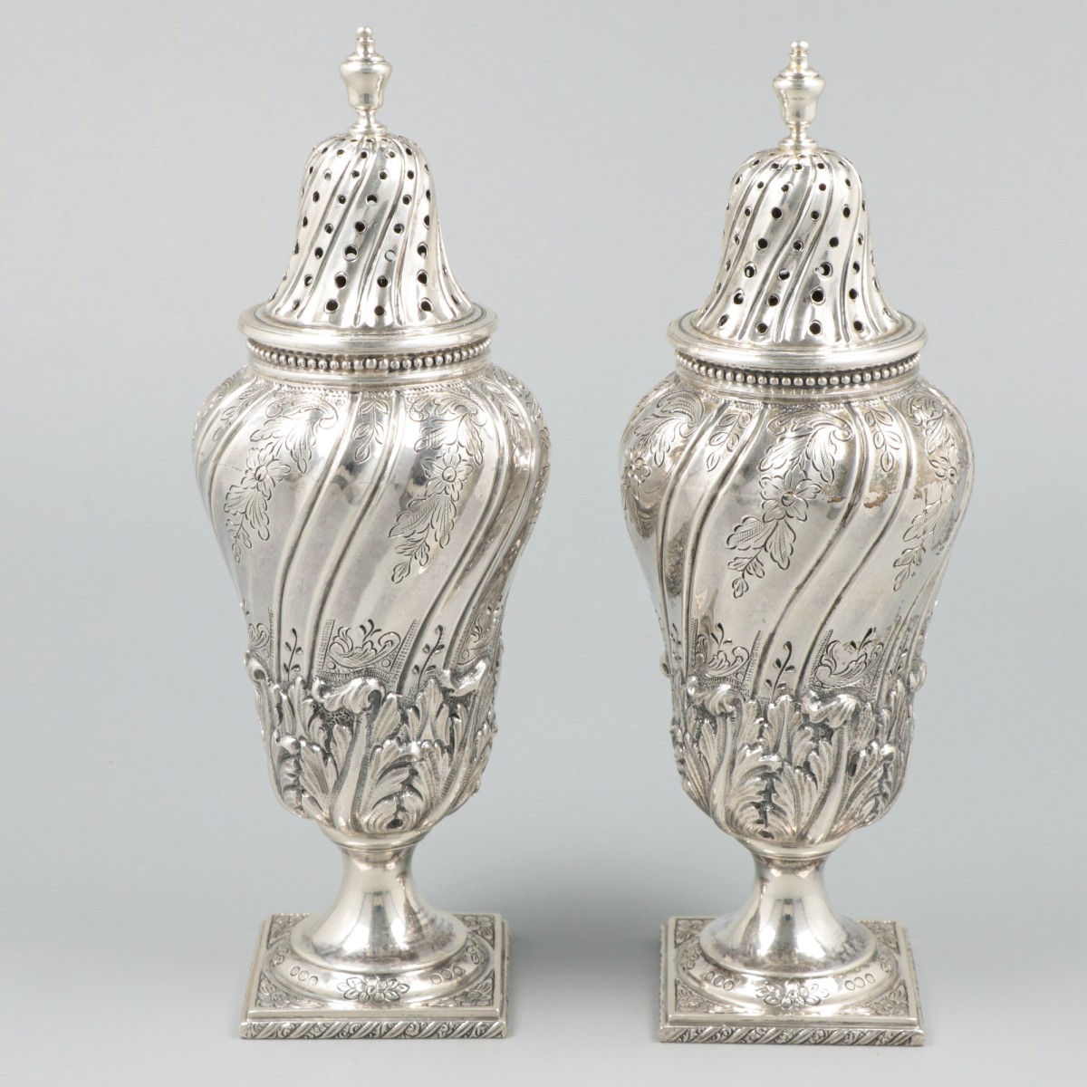 2-delige set strooibussen zilver.