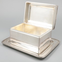 Koektrommel met onderschotel zilver.