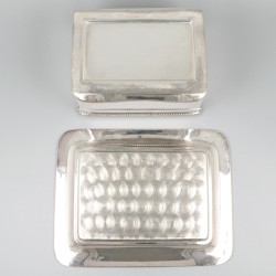 Koektrommel met onderschotel zilver.