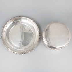 Koektrommel met onderschotel zilver.