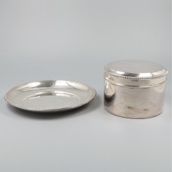 Koektrommel met onderschotel zilver.