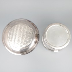 Koektrommel met onderschotel zilver.