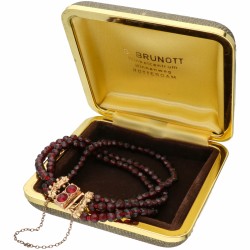 Drierijige granaat armband met een rosegouden sluiting - 14 kt.