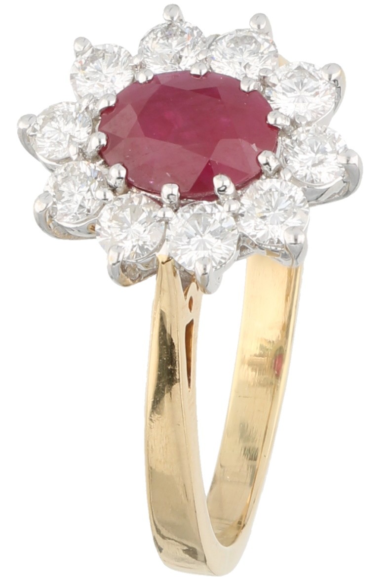 Geelgouden entourage ring, met ca. 1.00 ct. diamant en ca. 1.50 ct. natuurlijke robijn - 18 kt.