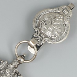 Tasbeugel met rokhaak (Kampen / Meppel, Jacobus de Haas, 1898) zilver.