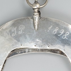 Tasbeugel met rokhaak (Kampen / Meppel, Jacobus de Haas, 1898) zilver.