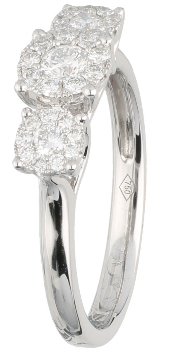 Witgouden entourage ring, met ca. 0.56 ct. diamant - 18 kt.