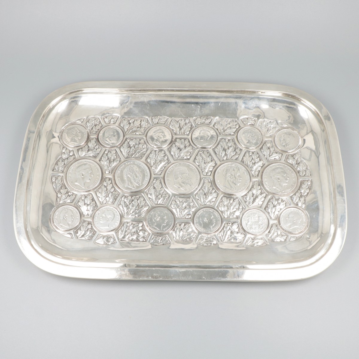 Dienblad bezet met Duitse Marken, zilver.