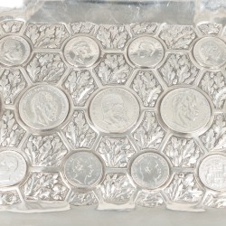 Dienblad bezet met Duitse Marken, zilver.