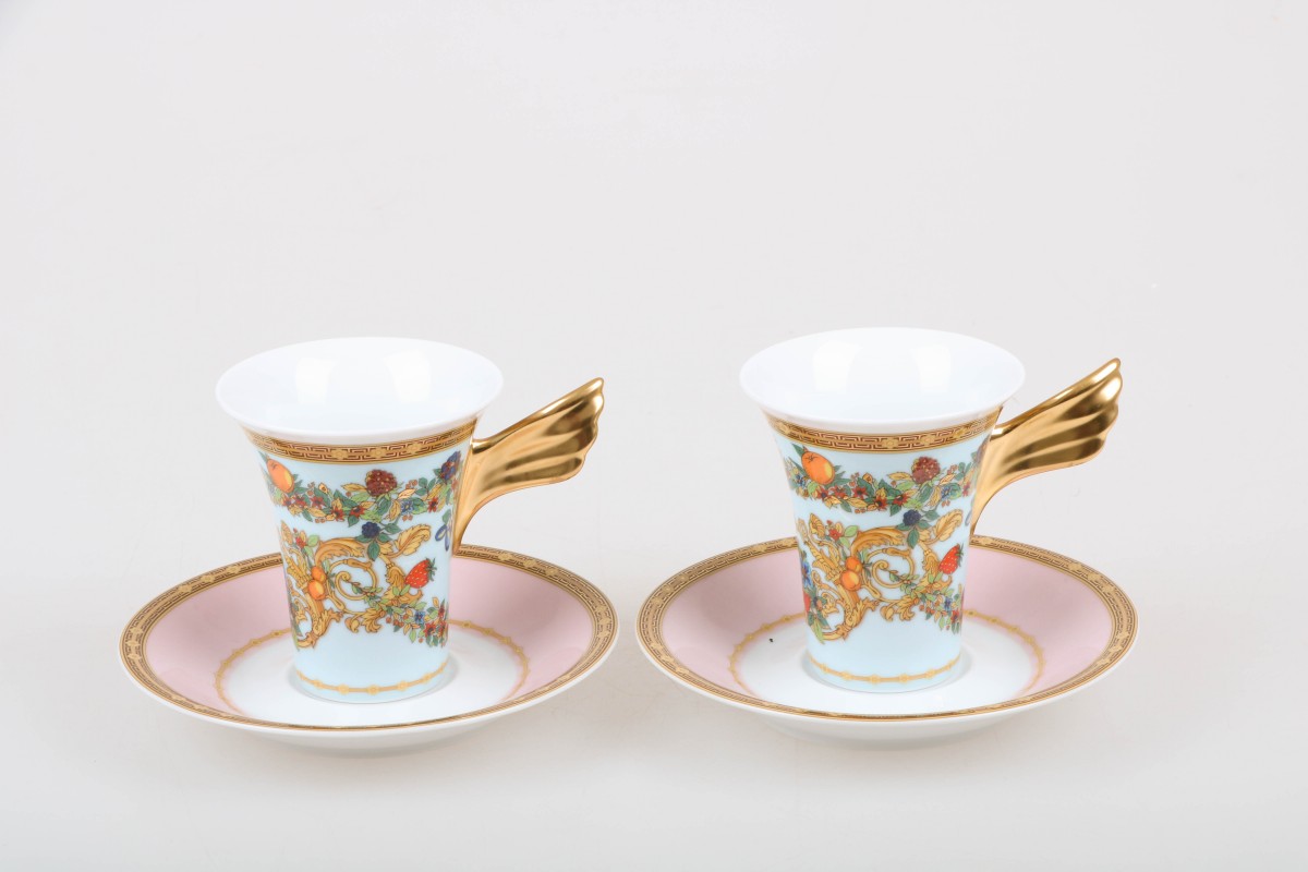 Een set van (2) porseleinen koffie kop-en-schotels met Le Jardin decor. Rosenthal voor Versace. Duitsland, eind 20e eeuw.