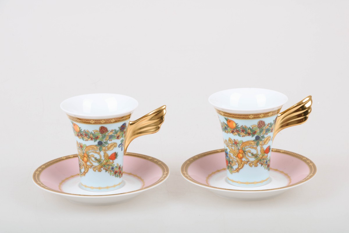 Een set van (2) porseleinen koffie kop-en-schotels met Le Jardin decor. Rosenthal voor Versace. Duitsland, eind 20e eeuw.