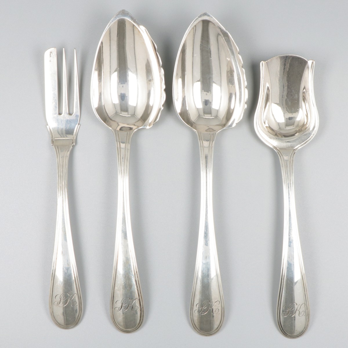 2-delige set bessenlepels en een gembercouvert, zilver.