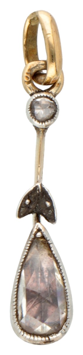 14 kt. Bicolor gouden art nouveau hanger met peervormige diamant van ca. 0.20 ct. gezet op folie.