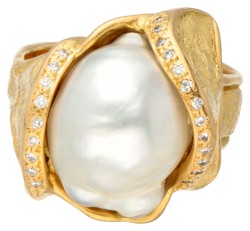 18 kt. Geelgouden Helga Kordt design ring met witte barokke Zuidzee parel bezet met ca. 0.15 ct. diamant. 