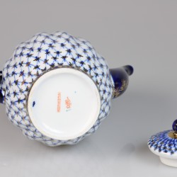 Een porseleinen koffiepot Lomonosov Imperial Porcelain Factory. Rusland, 2e helft 20e eeuw.