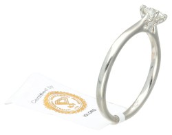 No reserve - 18K Witgouden gecertificeerde solitair ring bezet met ca. 0.30 ct. diamant.