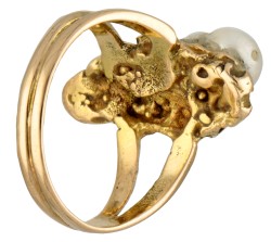 Belgische 18 kt. geelgouden Unica Simonne (Monhof) Muylaert-Hofman naturalistische design ring met biwa parel.