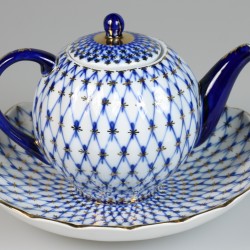 Een porseleinen theepot met onderschotel, Lomonosov Imperial Porcelain Factory. Rusland, 2e helft 20e eeuw.