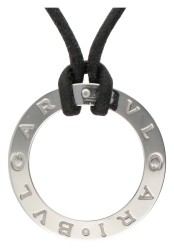 Bvlgari collier met zwart zijden koord en 18 kt. witgouden cirkelvormige hanger en schuif.