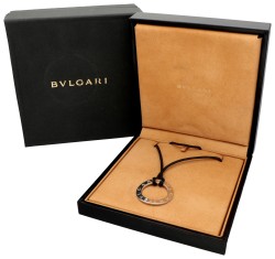 Bvlgari collier met zwart zijden koord en 18 kt. witgouden cirkelvormige hanger en schuif.