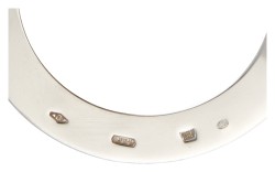Bvlgari collier met zwart zijden koord en 18 kt. witgouden cirkelvormige hanger en schuif.