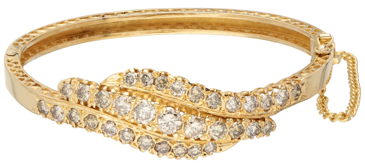 20 kt. Geelgouden bangle armband bezet met ca. 3.69 ct. champagne- en cognackleurige diamanten.