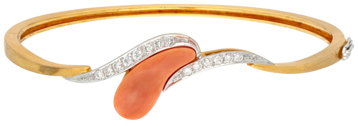 18 kt. Geelgouden gematteerde design bangle armband bezet met paisley-vormige koraal en diamant.